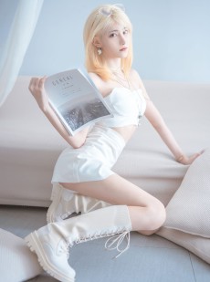 动漫博主南桃Momoko - 白色制服