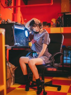  疯猫ss《被囚禁的少女》