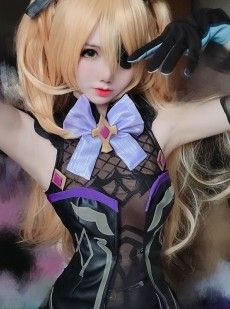  Sally Dorasnow - Fischl Selfie